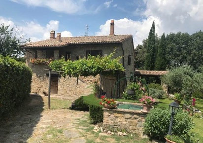 Foto Rustico a Gualdo Cattaneo Centro di 335 m² con 8 locali in vendita