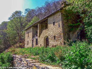 Foto Rustico a Donato Centro di 200 m² con 8 locali in vendita