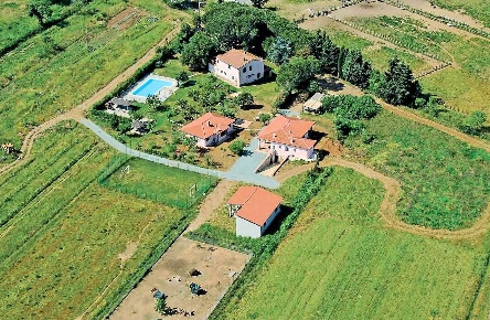 Foto Rustico a Scarlino Centro di 420 m² con 20 locali in vendita