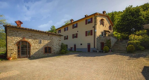 Foto Rustico a Barberino di Mugello di 950 m² con 19 locali in vendita