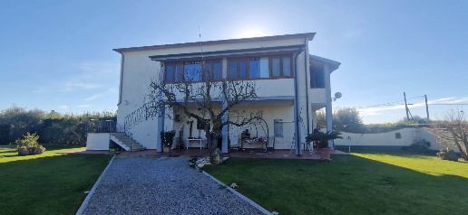Foto Rustico a Orbetello Albinia di 200 m² con 8 locali in vendita