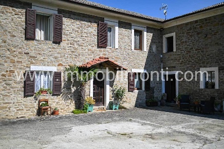 Foto Rustico a Roccaverano di 465 m² con 15 locali in vendita