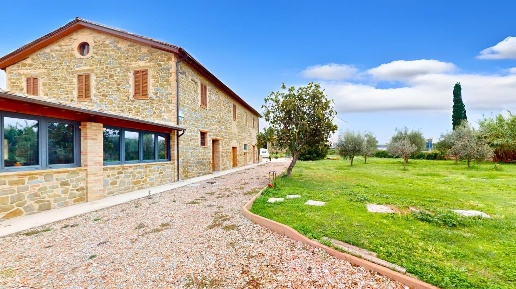 Foto Rustico in Strada del Piano snc, Perugia Montebello di 560 m²
