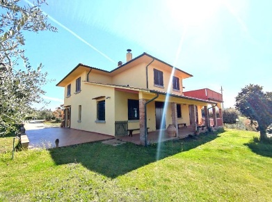 Foto Rustico a Casale Marittimo di 425 m² con 13 locali in vendita