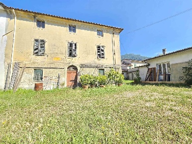 Foto Rustico a Camaiore Camaiore Paese di 320 m² con 10 locali in vendita