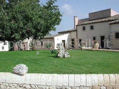 Foto Rustico a Noto di 590 m² con 13 locali in vendita