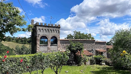 Foto Rustico in via Bastiglia, Montefiascone Centro di 450 m² con 17 locali