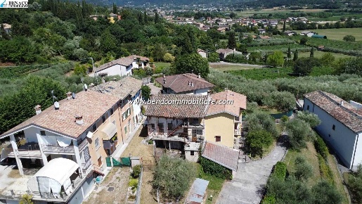 Foto Rustico a Caprino Veronese Pesina di 184 m² con 8 locali in vendita