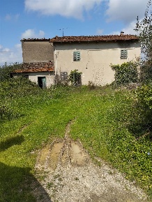 Foto Rustico a Quarrata Lucciano di 450 m² con 10 locali in vendita