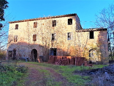Foto Rustico a Poggibonsi Centro di 1200 m² con 20 locali in vendita