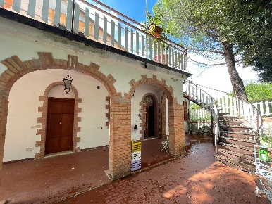 Foto Rustico a Massa Marittima di 310 m² con 15 locali in vendita