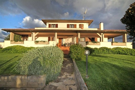 Foto Rustico a Scarlino Le Case di 350 m² con 10 locali in vendita