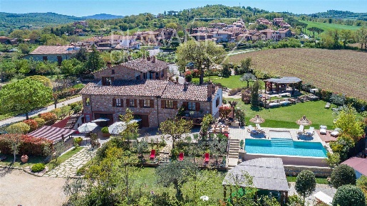 Foto Rustico a Città della Pieve Centro di 800 m² con 14 locali in vendita