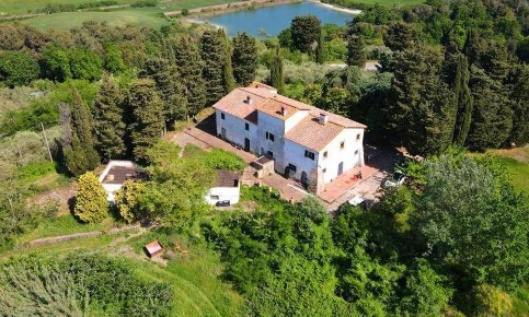 Foto Rustico in Via della Valle Benedetta, Collesalvetti di 700 m²