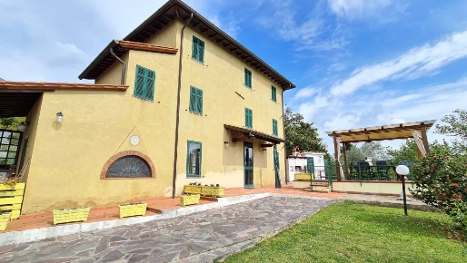 Foto Rustico a Camaiore Camaiore Paese di 175 m² con 15 locali in vendita
