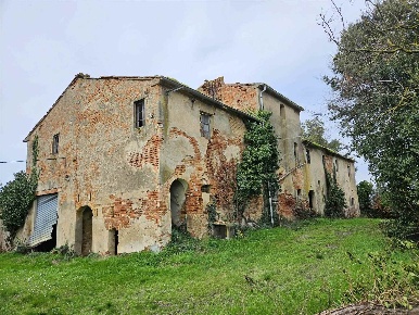 Foto Rustico a Collesalvetti di 750 m² con 15 locali in vendita