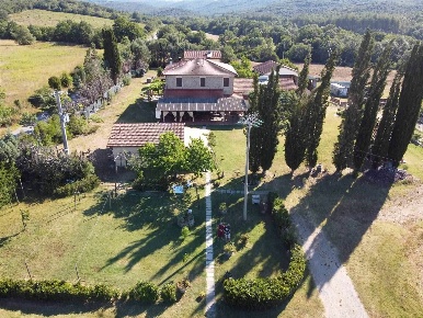 Foto Rustico a Monteverdi Marittimo Centro di 485 m² con 11 locali