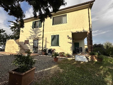 Foto Rustico a Magliano in Toscana di 200 m² con 7 locali in vendita