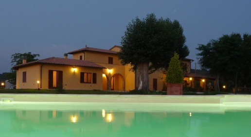 Foto Rustico a Massa Marittima di 500 m² con 10 locali in vendita
