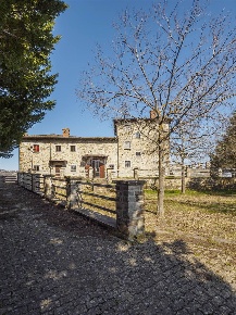 Foto Rustico a Montefiorino Gusciola di 640 m² con 30 locali in vendita