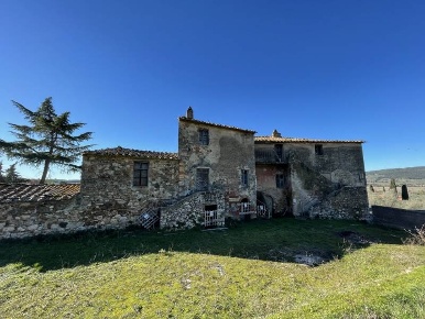 Foto Rustico a Massa Marittima Centro di 581 m² con 10 locali in vendita