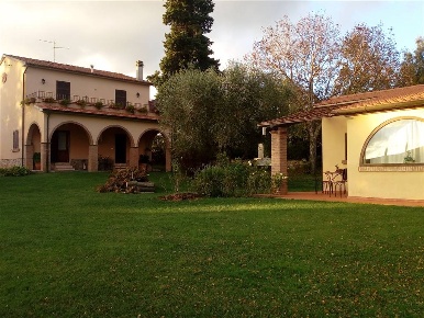 Foto Rustico in p.za garibaldi 13, Scansano Centro di 390 m² con 10 locali