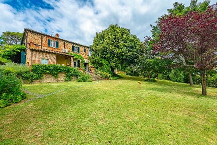 Foto Rustico a Foiano della Chiana Centro di 365 m² con 15 locali