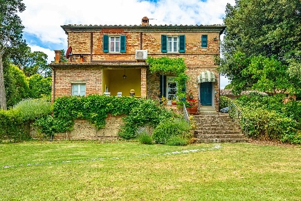 Foto Rustico a Foiano della Chiana Centro di 380 m² con 15 locali