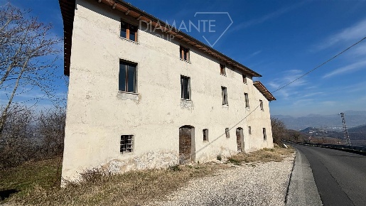 Foto Rustico a Gubbio Centro di 470 m² con 11 locali in vendita