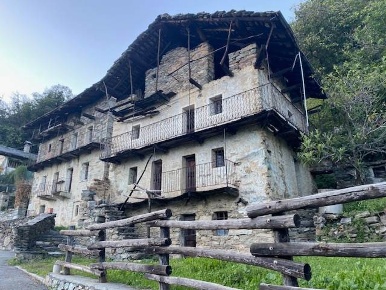 Foto Rustico in Frazione Boschi Sotto 1, Perloz di 200 m² con 5 locali