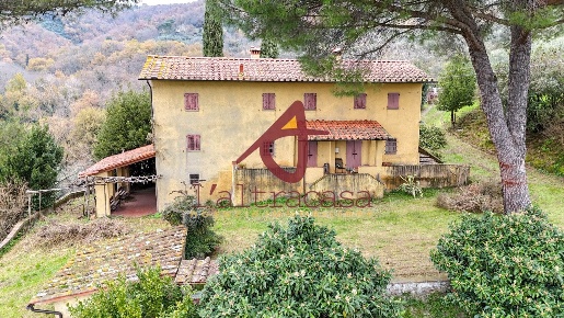 Foto Rustico a Larciano di 250 m² con 10 locali in vendita