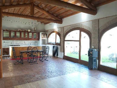 Foto Rustico in via Cesare Battisti, Roncoferraro di 246 m² con 8 locali