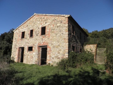 Foto Rustico a Monteverdi Marittimo di 300 m² con 8 locali in vendita