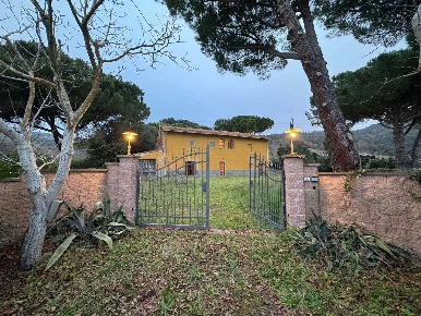 Foto Rustico a Riparbella di 400 m² con 14 locali in vendita