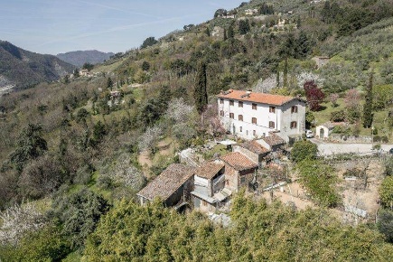 Foto Rustico a Lucca Brancoleria di 424 m² con 9 locali in vendita