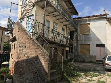 Foto Rustico a Carezzano Carezzano Maggiore di 120 m² con 6 locali