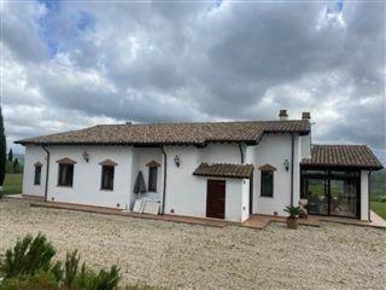 Foto Rustico a Tuscania di 215 m² con 10 locali in vendita