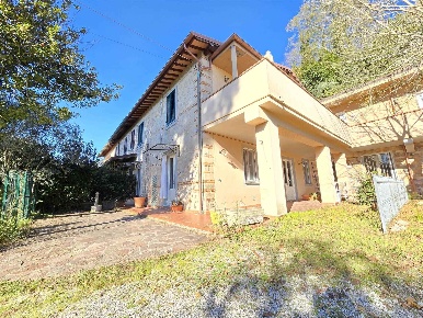 Foto Rustico a Camaiore Camaiore Paese di 178 m² con 8 locali in vendita