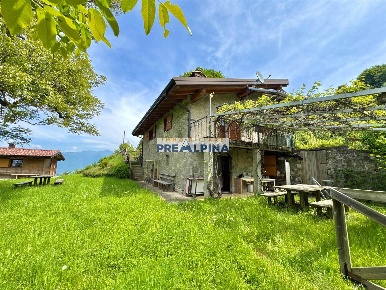 Foto Rustico in Via Monte Croce, Leffe di 169 m² con 7 locali in vendita