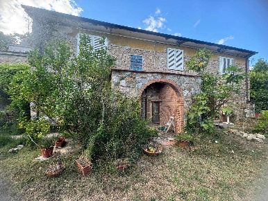Foto Rustico a Riparbella di 380 m² con 10 locali in vendita