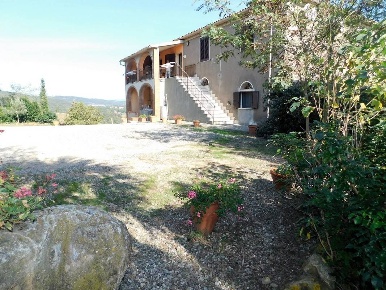 Foto Rustico a Campagnatico di 425 m² con 6 locali in vendita