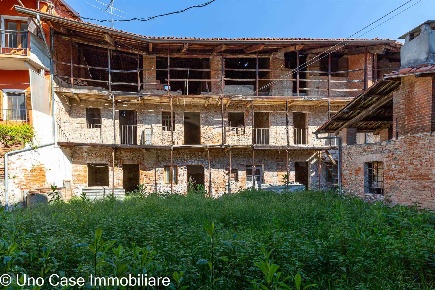 Foto Rustico a Romano Canavese Centro di 270 m² con 7 locali in vendita