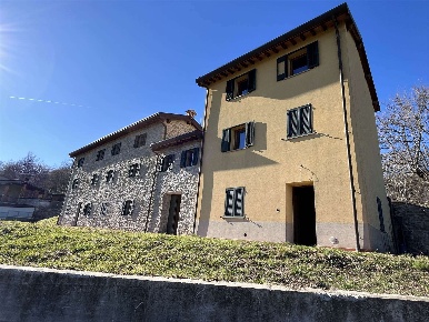 Foto Rustico in Tradio, Camugnano Centro di 470 m² con 15 locali in vendita