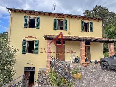Foto Rustico a Vinci Centro di 210 m² con 8 locali in vendita