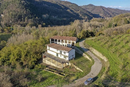 Foto Rustico in VIA LUPOGGIO 4, Bosia di 525 m² con 8 locali in vendita