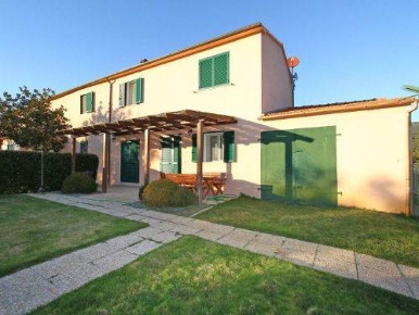 Foto Rustico a Castiglione della Pescaia di 250 m² con 10 locali in vendita