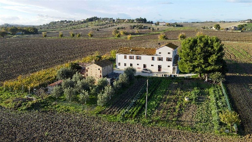Foto Rustico a Jesi Via Acquasanta - Colle Onorato di 180 m² con 12 locali