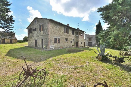 Foto Rustico a Volterra di 700 m² con 18 locali in vendita