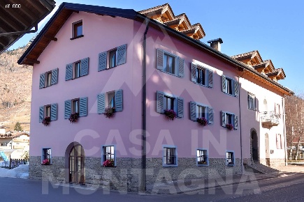 Foto Rustico a Predazzo di 260 m² con 10 locali in vendita