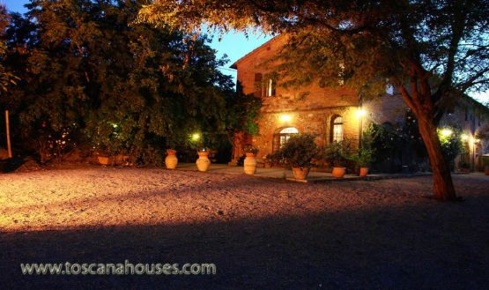 Foto Rustico a Montepulciano Centro di 700 m² con 10 locali in vendita